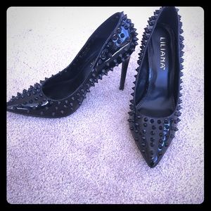 Black heel pumps with spikes